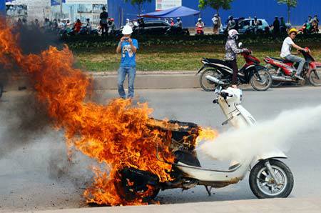 xe-may-bi-chap-dien-chay-no