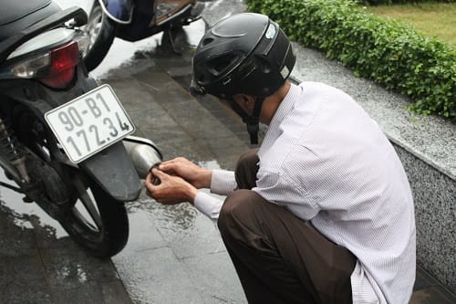 xe-may-ngap-nuoc-ong-xa