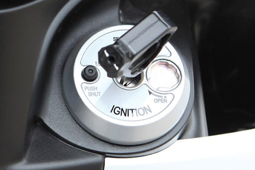 thay-o-khoa-xe-may-bi-ket